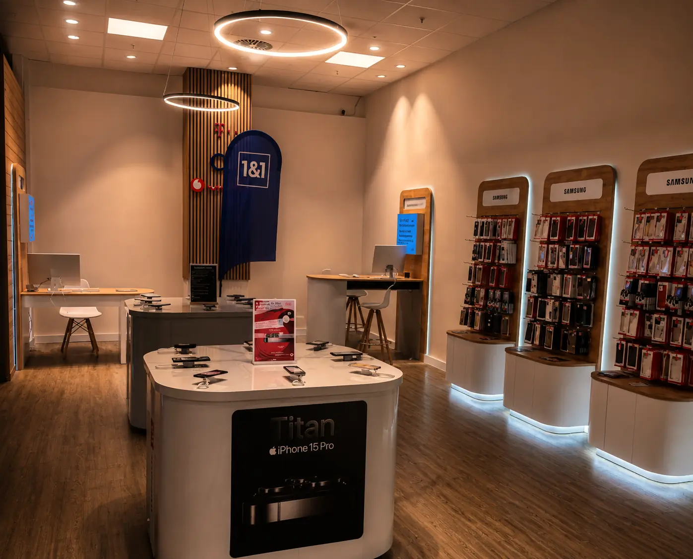 Blick in den Laden von House of Mobile im Kaufland Sinsheim: Beratungsplätze, Ausstellungstheke und beleuchtete Zubehörwände